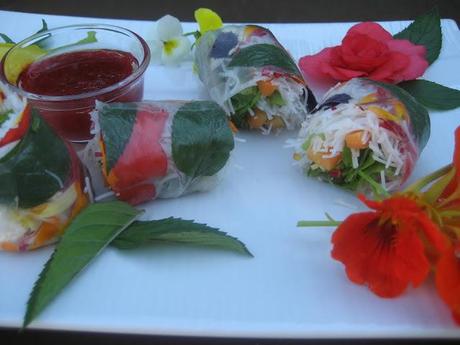 Rouleaux de printemps aux fleurs d'été et sa vinaigrette aux  bégonia de Madame Arboflora