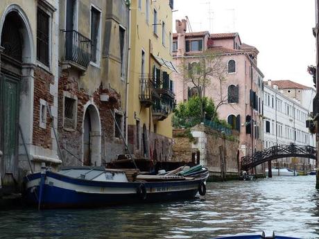 Dans la barque bleue