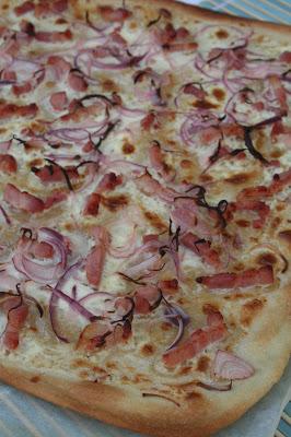 Flammekueche, la fameuse tarte flambée à l'alsacienne.