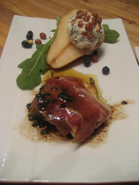 Entrée fruitée d'un soir d'été (figue au prosciutto et poire truffée, bleuets et noisettes)