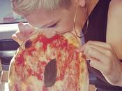 Jessie mange pizza comme cochonne