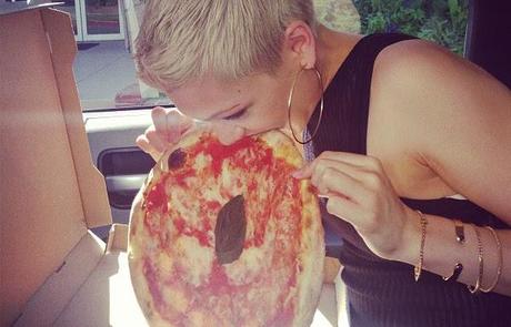 Jessie J mange une pizza comme une cochonne