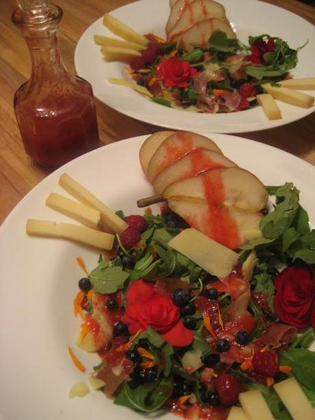 Salade  de bégonia sur roquette aux petits fruits, fromage et prosciutto à la vinaigrette de bégonia