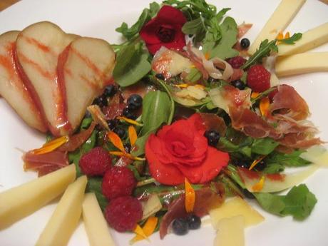 Salade  de bégonia sur roquette aux petits fruits, fromage et prosciutto à la vinaigrette de bégonia