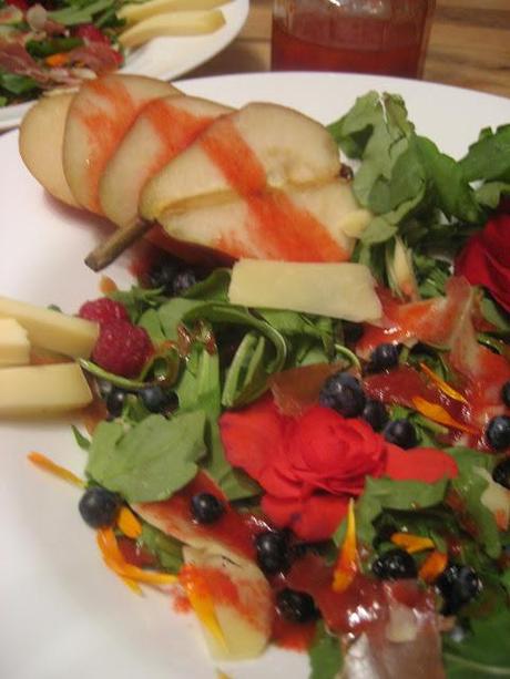 Salade  de bégonia sur roquette aux petits fruits, fromage et prosciutto à la vinaigrette de bégonia