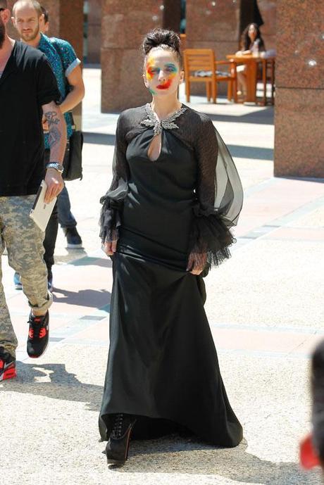 PHOTO Lady Gaga se promène le visage peinturé pour la promo de son single Applause