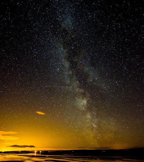 Perséides : la pluie d'étoiles filantes vue sur l'île de Lindisfarne, en Angleterre.
