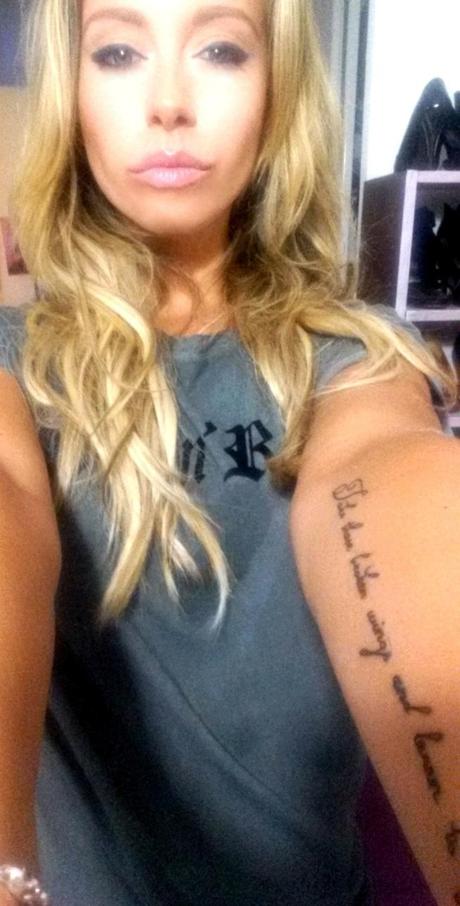 PHOTO Nelly (La belle et ses princes 2) s'offre un tatouage