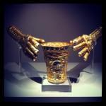 Gants et coupe en or, exposition Pérou MBAM © Culture et Communication
