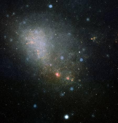 Cette image du Petit Nuage de Magellan a été obtenue par combinaison de deux photos prises par le Digitized Sky Survey 2.