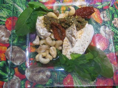 Salade de poulet poché et son pesto de tomates séchées