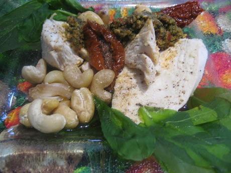 Salade de poulet poché et son pesto de tomates séchées