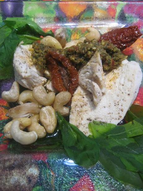 Salade de poulet poché et son pesto de tomates séchées