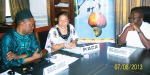 Le Sg du CONEC, Rigobert Oura, la président de l'ACA, Georgette  Taraf (au milieu) et le président de l'Abecep lors de la conférence de presse