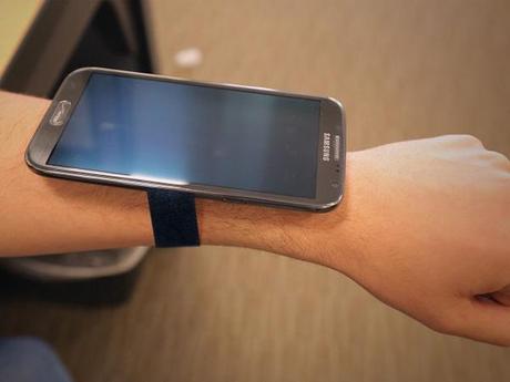 Samsung-Galaxy-Note-II-Smartwatch-on-Wrist-630x472