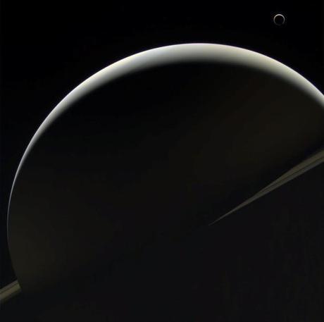 Saturne et Titan côté nuit photographiés par Cassini