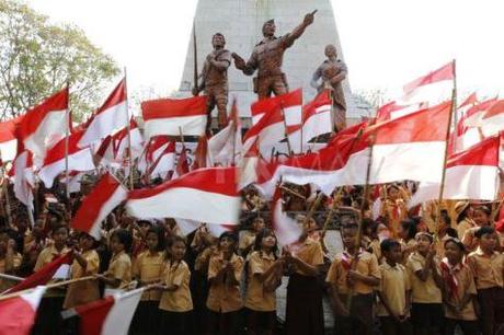 independance indonesie etudiants drapeau ecoliers