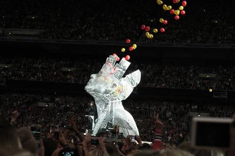 Robbie-Williams-Olly-Murs-play-Wembley-stadium-SPzgslImyial.jpg