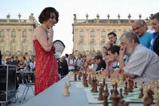 Nino Maisuradze donne une simultanée Place Stanislas à Nancy dans le cadre de la nuit des échecs- Photo © FFE