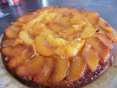 Gateau-renverse--peches-amande.JPG