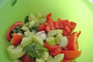 Gaspacho, coupez les légumes en morceaux