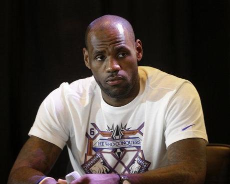 LeBron James complètement chauve