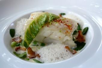 Restaurant Laurent Turbot nacré à lhuile dolive bardes et légumes verts dans une fleurette iodée 340x226