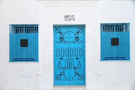 Les portes de Tunisie sont très belles. Le bleu et le blanc servent traditionnellement de peintures aux maisons. 