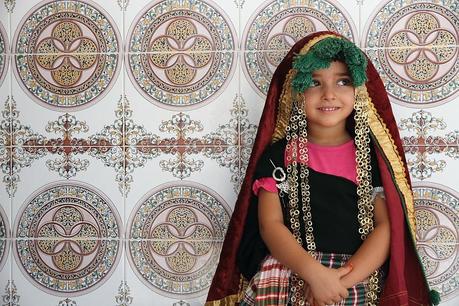 Roua, une petite Tunisienne bedouine de 2 ans, en tenue traditionnelle de mariée.  
