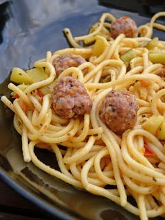 Spaghettis aux boulettes de chair à saucisses au basilic, courgettes et tomates poêlées