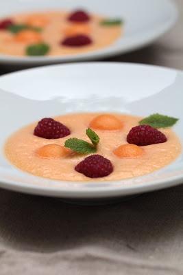Soupe glacée de melon  framboises et Floc de Gascogne pour partager avec vous une bonne nouvelle ....