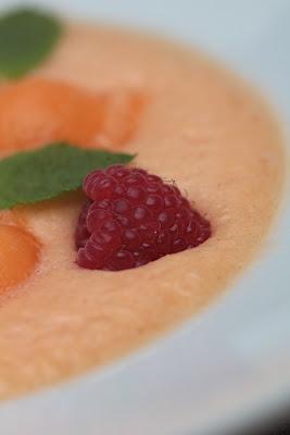 Soupe glacée de melon  framboises et Floc de Gascogne pour partager avec vous une bonne nouvelle ....
