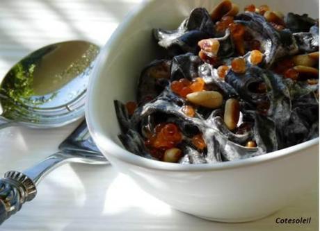 Tagliatelles a l'encre de seiche et oeufs truite