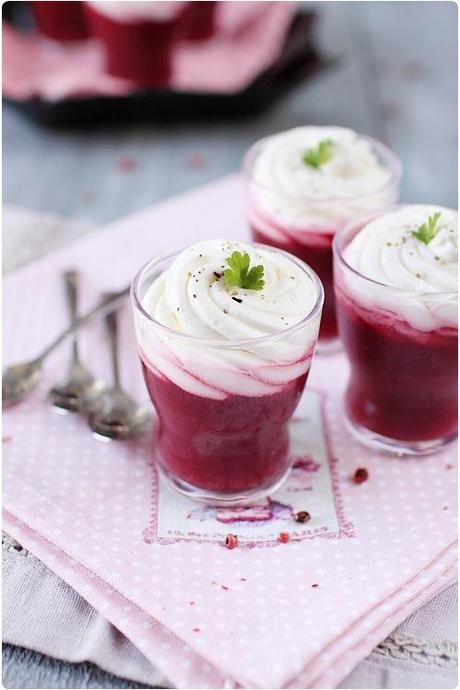 Gaspacho de betterave à la pomme et crème fouettée de chèvre frais