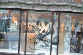 vitrines maison simons axe mickey mouse street art