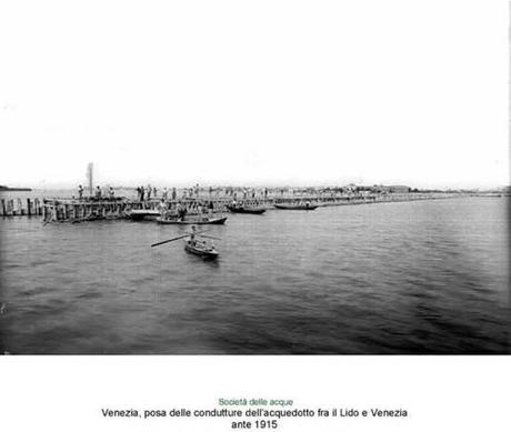Pose de la conduite entre Venise et le Lido