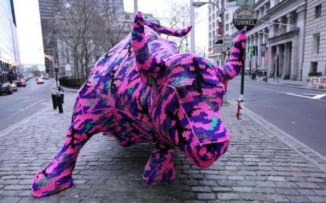 Olek : La papesse du crochet ! Olek New York Bull en crochet