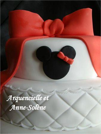 Gâteau Minie noeud rouge et blanc détail haut de gâteau
