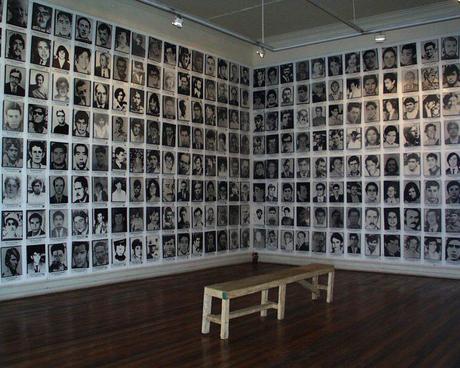 Le mur des disparus du 11 septembre 1973, une exposition organisée il y a dix ans (photo sous licence Creative commons Mar del Sur)