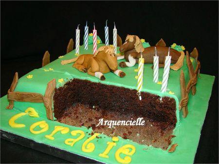 Gâteau cheval dans un pré modelages en pâte à sucre coupé