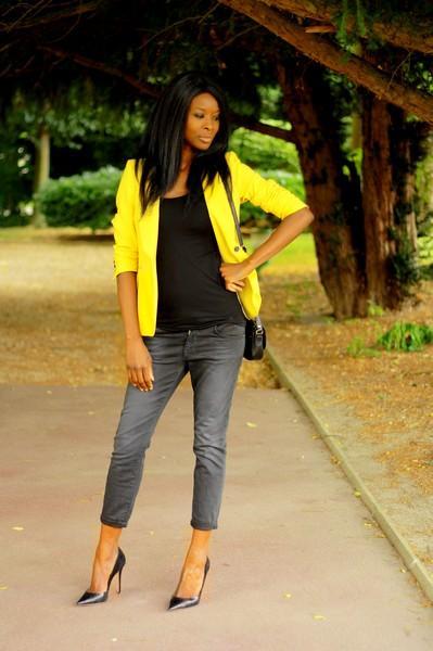 Yellow blazer and baggy jeans