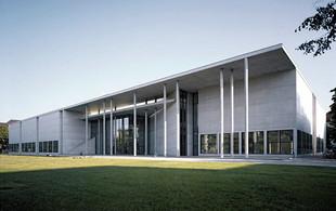 Das Museumsgebäude der Pinakothek der Moderne von der Nordseite