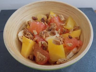 Salade de fruits au thym citron-gingembre et croquant au sésame