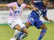 Lyon boit tasse Evian