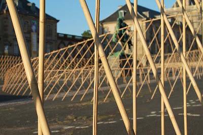 Il y a des bambous... là !