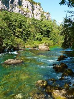 Et au milieu coule une rivière...