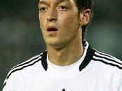 Arsenal Özil pour record