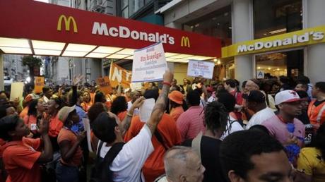 Grève dans les fast-food américains : du sens critique des journalistes français