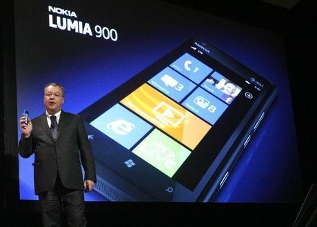 68633 nokia ceo stephen elop displays the nokia lumia 900 smartphone at the consumer electronics show opening in las vegas Les smartphones Nokia? Cest terminé!
