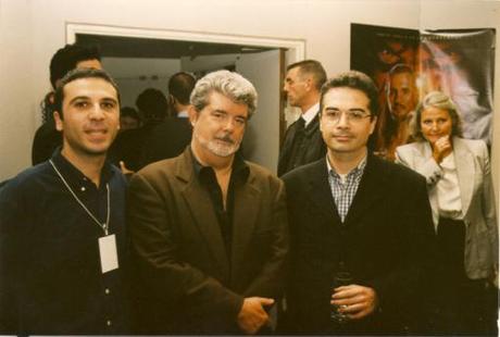 Laurent Taieb (Copyright Promotion France), George Lucas et Patrice Girod (Lucasfilm Magazine) à la FNAC des Ternes à Paris, après la Master Class